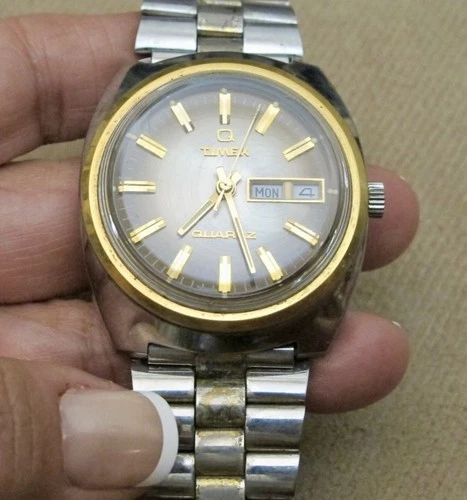 Vintage 1970s TIMEX Q-QUARTZ Day-Date Watch