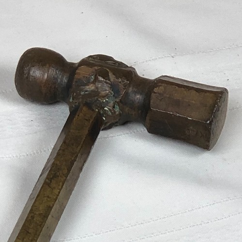 "Antigua herramienta agrícola rústica hecha a mano martilleo de latón primitiva 13" - Imagen 3 de 4