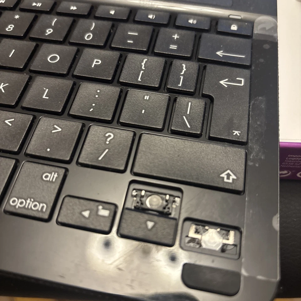 Logitech Type + Keyboard Case iPad Air, 820-006914, 2 keys missing - Image 4 of 4