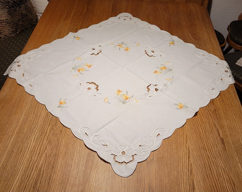 Frühlingstischdecke 80 x 80 cm, Mitteldecke,  Baumwolle, Stickereien.