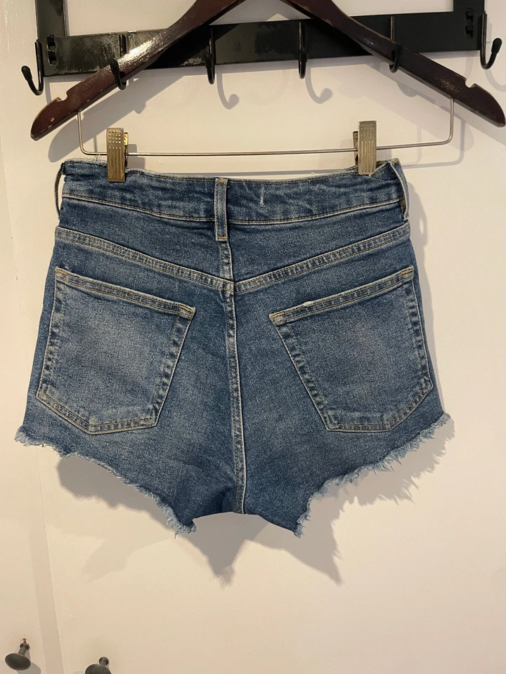 H&M Divided Cut-Off Denim Short Women's Size 8 Blue Mid Rise 5-Pocket Raw Hem — 第 2/4 张图片