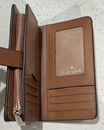 PORTAFOGLIO MEDIO IN PELLE KATE SPADE LEILA PORTA CARTE D'IDENTITÀ MONETA ZENZERO MARRONE - Foto 9 di 11