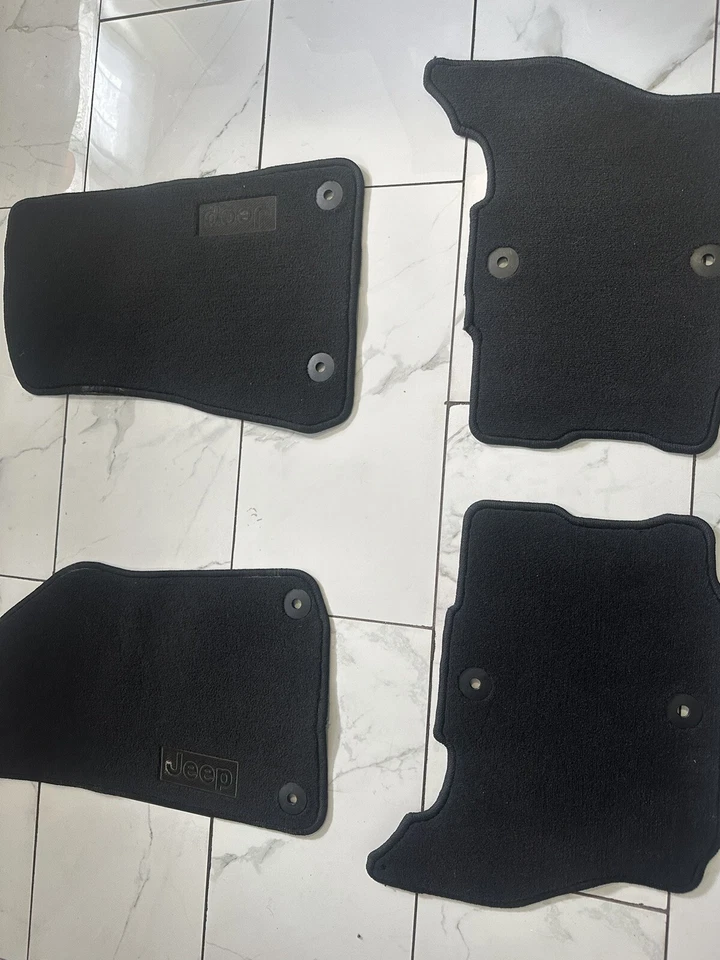 Alfombrillas Mopar 2021-2024 OEM Jeep Wrangler, juego de 4 alfombras negras originales. Foto 2 de 4