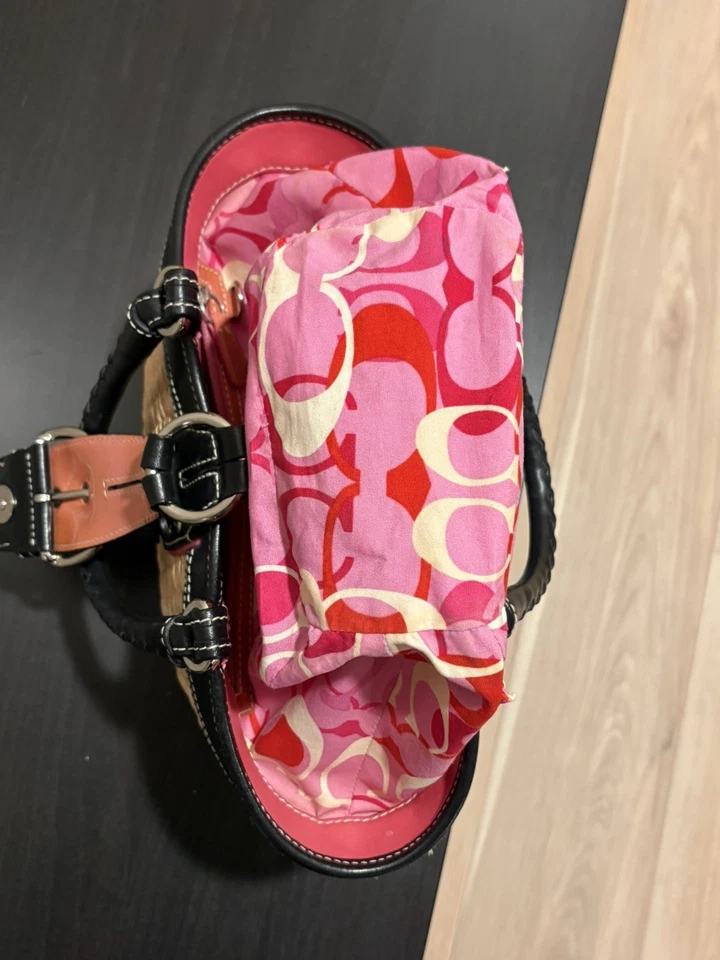 Cartera de mano de cuero negra y rosa tejido de paja mariposa COACH Foto 4 de 4