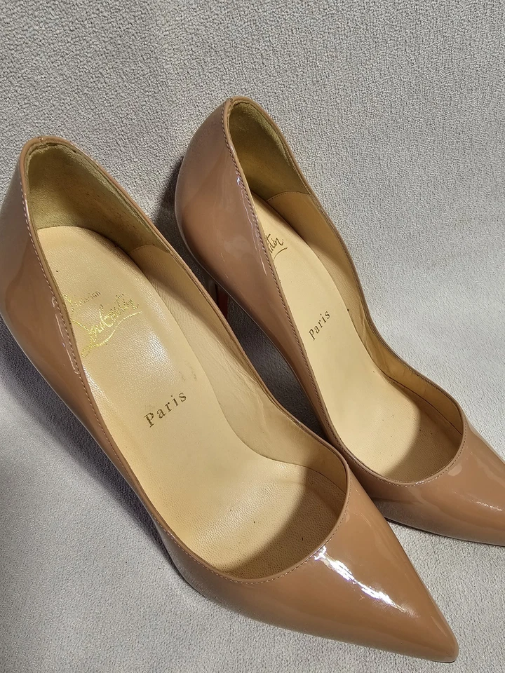 Zapatos de salón Christian Louboutin charol nude - talla 38 - suela roja clásica Foto 2 de 4