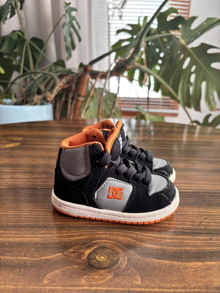 Zapatos de skate DC naranja y negro para niños pequeños zapatillas altas talla 5 T / 1 año Foto 2 de 4