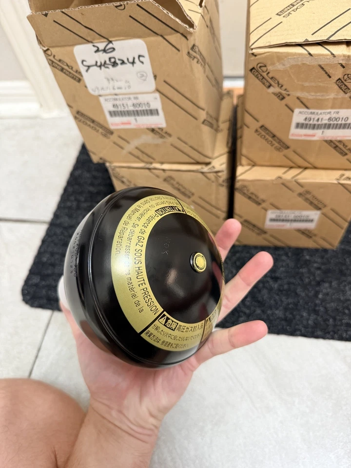 Land Cruiser LX470 Toyota Genuino AHC Acumulador 49141-60010 49151-60010 Globos Globos Foto 2 de 4