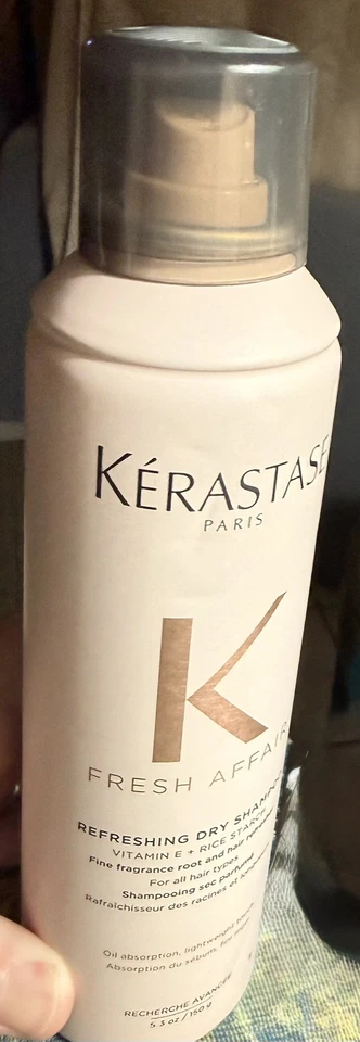 Champú seco con fragancia fina Kerastase Fresh Affair 5,3 oz Foto 2 de 3