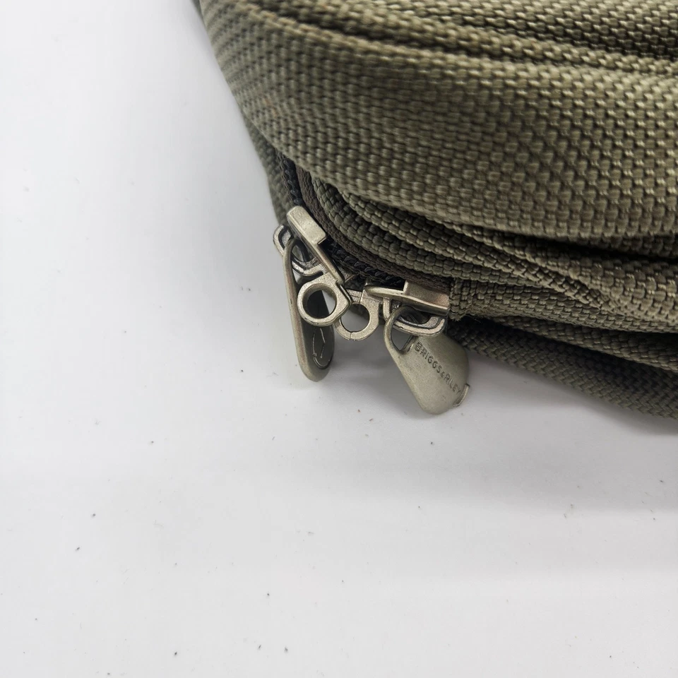 Bolsa de viaje Briggs and Riley maquillaje verde oliva 10"x12"x5" Foto 2 de 4