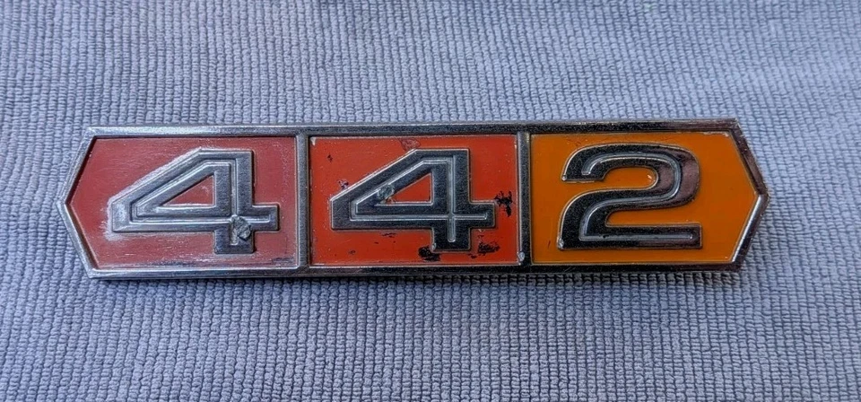 Oldsmobile "442" 1966 cuarto trasero emblema de aluminio pieza OEM # 7602884 GM fabricante de equipos originales Foto 3 de 4