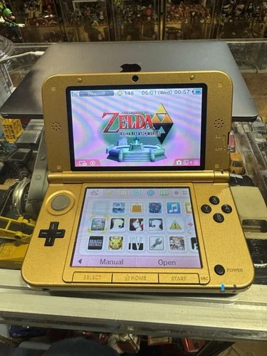 Nintendo 3DS XL The Legend of Zelda A Link Between Worlds Limited Edition Gold