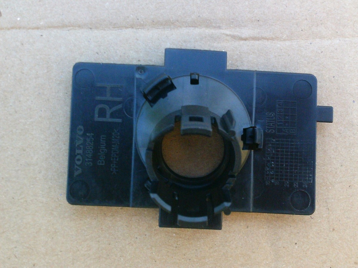 2017,2018,2019,2020 Volvo Park Sensor RH Outer Side Bracket