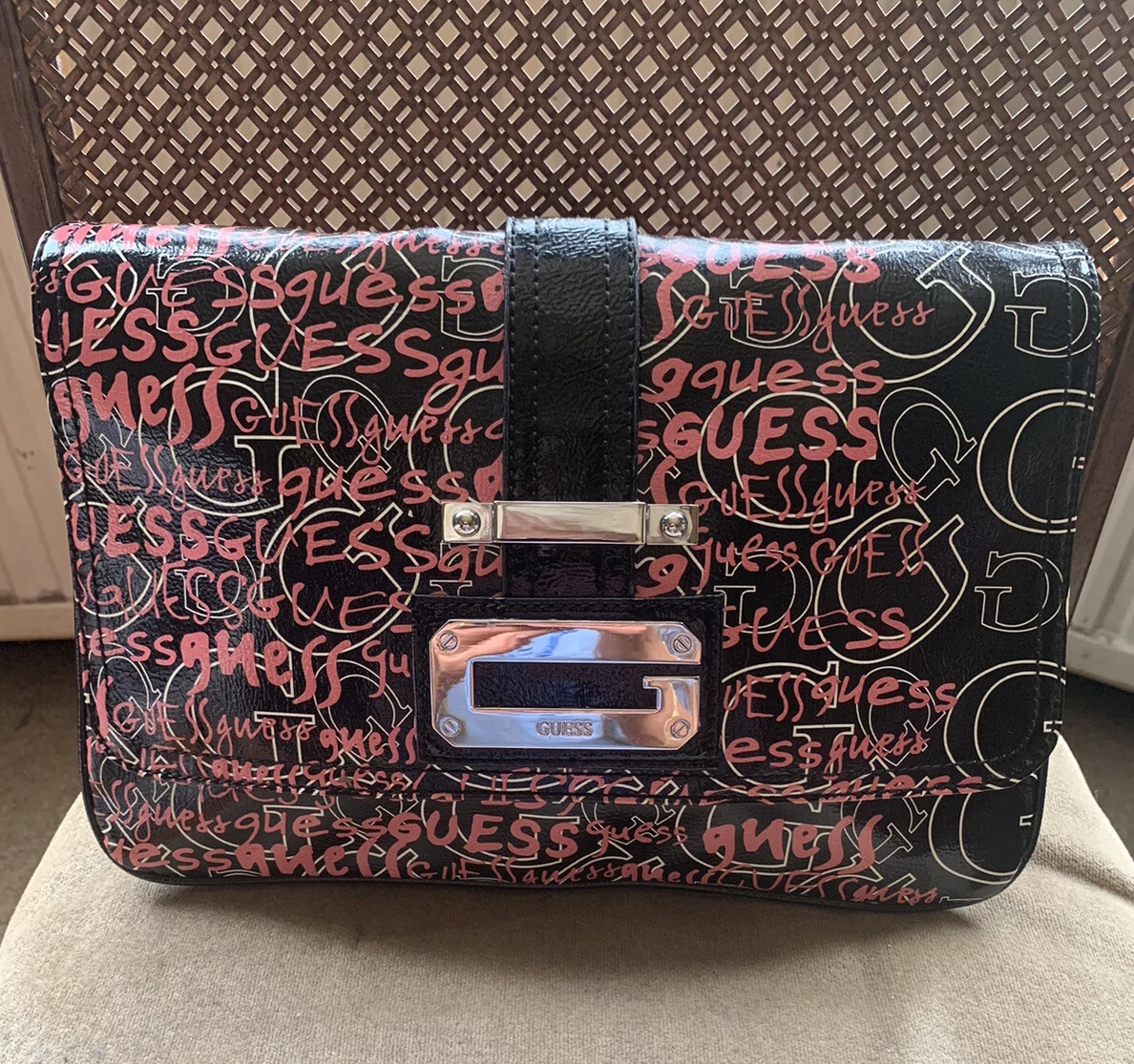 GUESS LADYS PiNK BLACK WHiTE LARGE GRAFFITI CLUTCH BAG 100 PVC B.NEW 175.00