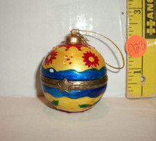 VINTAGE HEAVY DETAILED CHRISTMAS ORNAMENT TRINKET BOX FILLABLE OPENS A23