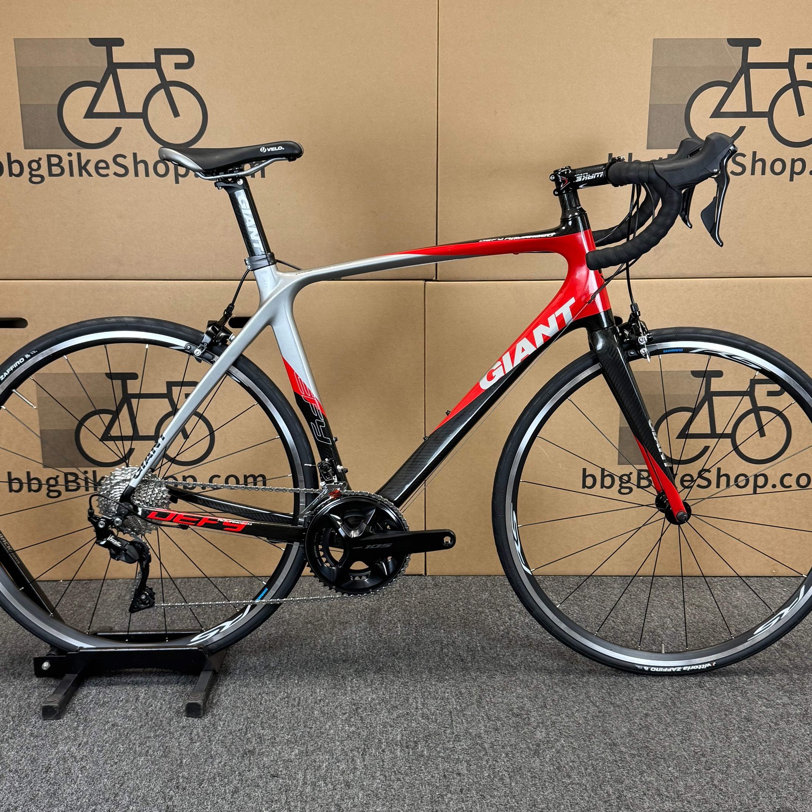 Used Giant Defy, 11-speed Shimano 105, Carbon Fiber Road Bik