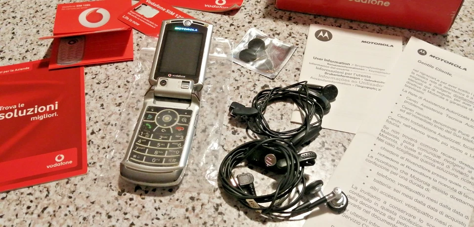 Motorola RAZR V3X - Vodafone - con istruzioni e scatola originale 2004 - Immagine 2 di 4