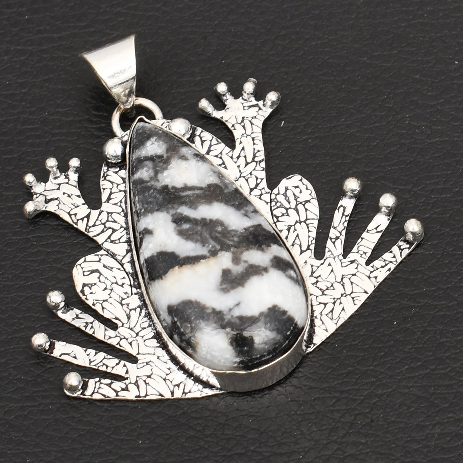 Buffalo Turquoise Gemstone Handmade Frog Pendant Jewelry For Gift2.2