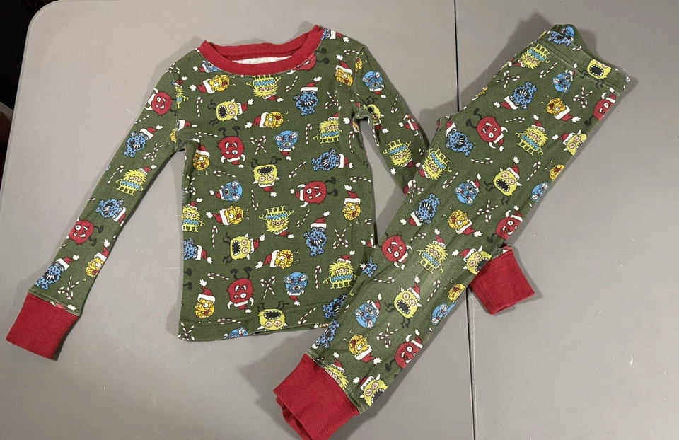Pijama para dormir de algodón verde The Children's Place Christmas Monsters talla 5 Foto 2 de 4