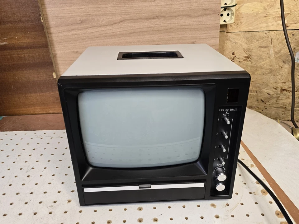 Bischke Monitor AVM-9U/4-DB, VOLTAGE: 230VAC-50Hz, 60W+Bedienungsanleitung - Bild 3 von 4