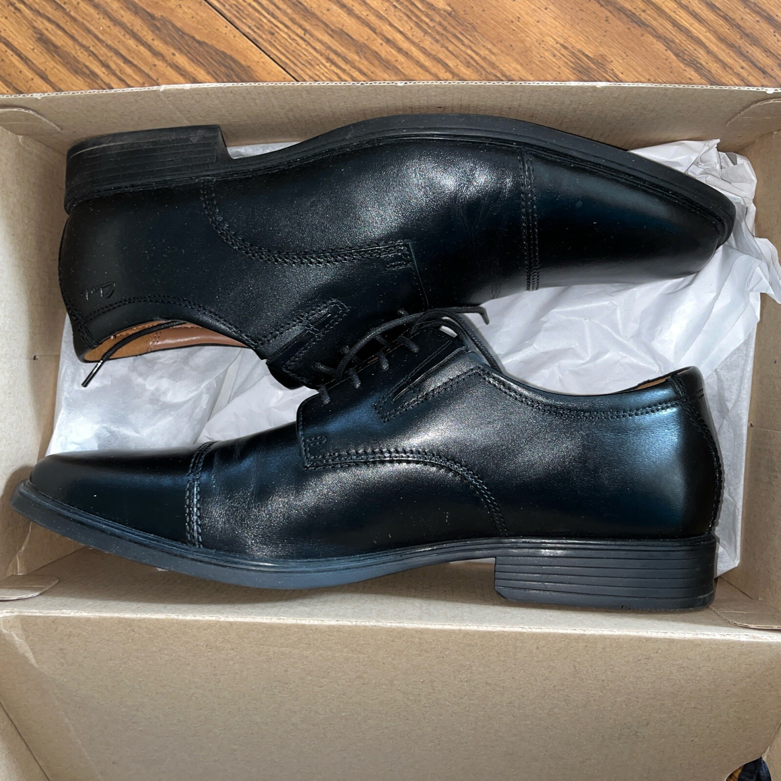 SAOLA Scarpe eleganti Clarks da uomo con cappuccio Tilden in pelle nera taglia US 11 M