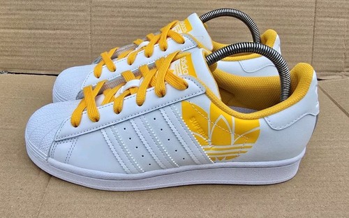 NUEVAS ZAPATILLAS ADIDAS SUPERSTAR TALLA UK 5 BLANCAS CON LOGOTIPO LATERAL AMARILLO GRANDE - Imagen 2 de 10