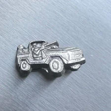 ORIGINAL MILITARY BADGE PIN JEEP PEUGEOT P4 / VGC