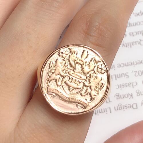 Anillo de sello de club de fútbol de oro amarillo liso 14K joyería personalizada para hombre - Imagen 7 de 10