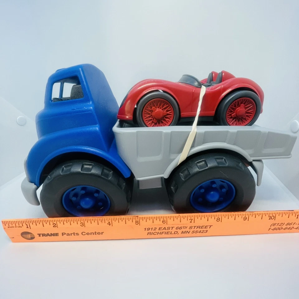 Camión de plataforma plana azul Green Toys y coche de carreras rojo hecho en EE. UU. Excelente para niños pequeños Foto 2 de 4
