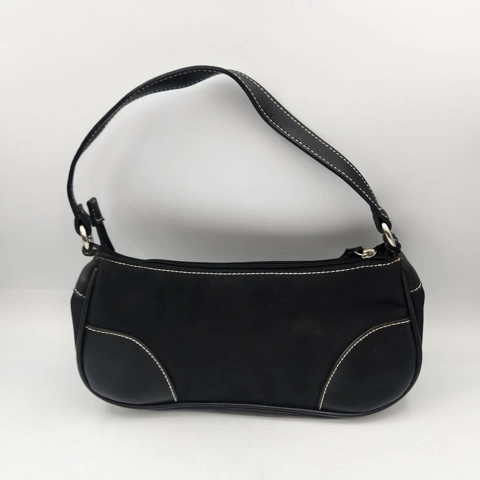 Bolsa de ombro Victoria's Secret preta náilon acabamento em couro sintético - Imagem 2 de 4