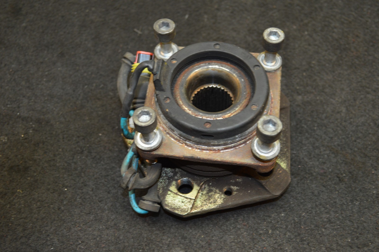 02-06 M138 MASERATI COUPE SPYDER 4.2L REAR LEFT DRIVER SPINDLE BEARING HUB