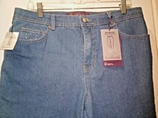 Gloria Vanderbilt Amanda Petite Size 14 Denim Capri NWT Jeweled Back Pockets