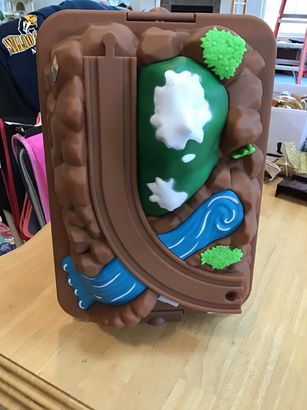 wild ridge train with a mountain top lid