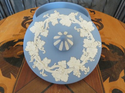 置物  Jasperware Grapevine RoundBox L Vintage Wedgwood Blue Jasperware Round Grapevine Large Jewelry