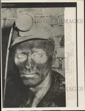 1958 Press Photo Monson Harrison's face covered with dust at Springhill mine