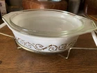 Vintage Pyrex "EMPIRE SCROLL" 1  1/2 Qt Oval Casserole w Clear Pyrex Lid w Stand