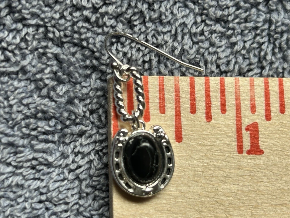 Montana Silversmiths Lucky Horse Zapato Gris Oscuro Piedra Pendientes Colgantes Western Foto 3 de 4