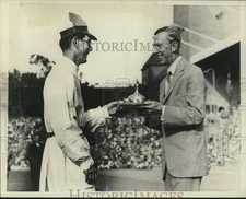 1933 Press Photo Sweden's Prince Wilhelm awards son jousting trophy at stadium.