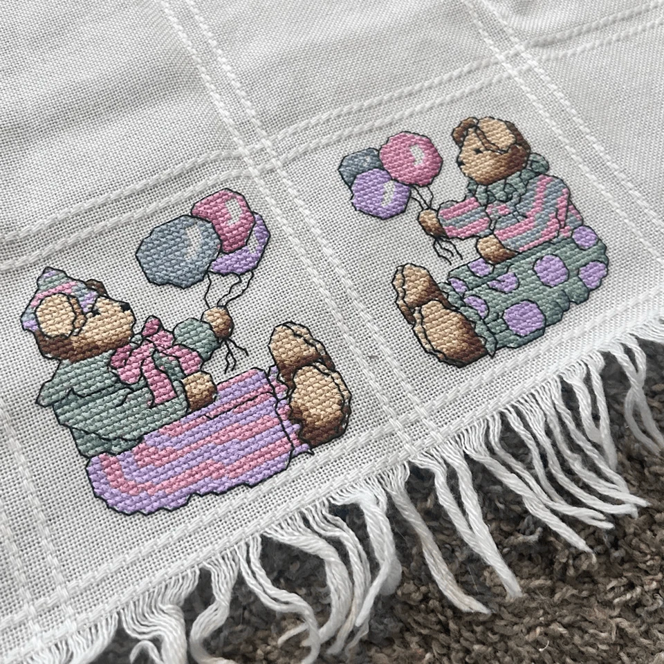 Manta de bebé punto de cruz hecha a mano osos de peluche y globos 43”x25” NUEVA Foto 4 de 4