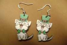 NWT- DANGLE ST. PATRICKS DAY HAPPY CAT SILVER TONE HOOK PIERCED EARRINGS