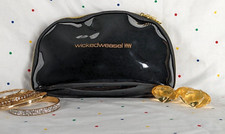 Bolso de Maquillaje Wicked Weasel Negro Patente PVC Tono Dorado Cremallera y Logo