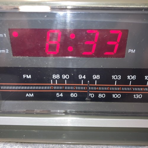 Vintage "J.C.Penney"- AM/FM Dual Alarm Clock Radio/model#680-3795 - Picture 9 of 11