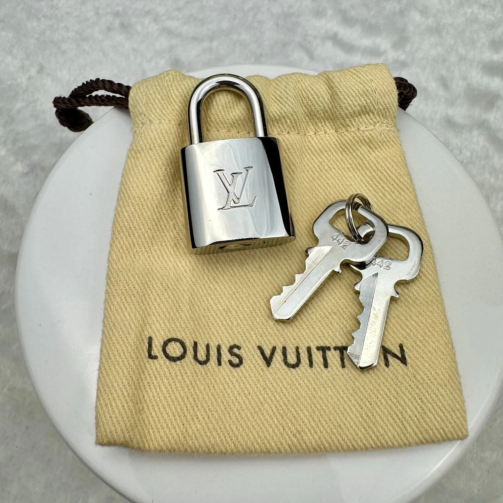 LOUIS VUITTON（LV） Louis Vuitton lucchetto argento e 2 chiavi #442 NUOVO su collana catena