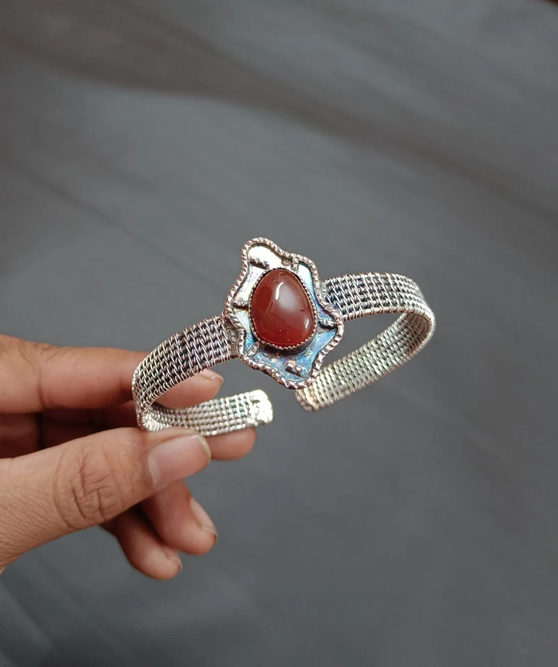 Brazalete de regalo de plata esterlina ajustable envuelto en alambre con gema de coral hecho a mano Foto 3 de 4