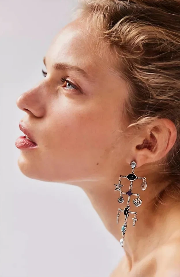 Pendientes colgantes Free People Maxi Charm tono plata metal boho chic Foto 2 de 3