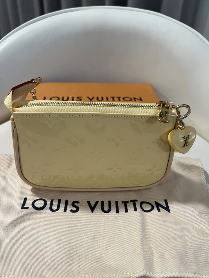 Nuevo con etiquetas Louis Vuitton Mini Pochette Accesorios San Valentín Piruleta Amarillo Vernis Foto 2 de 4