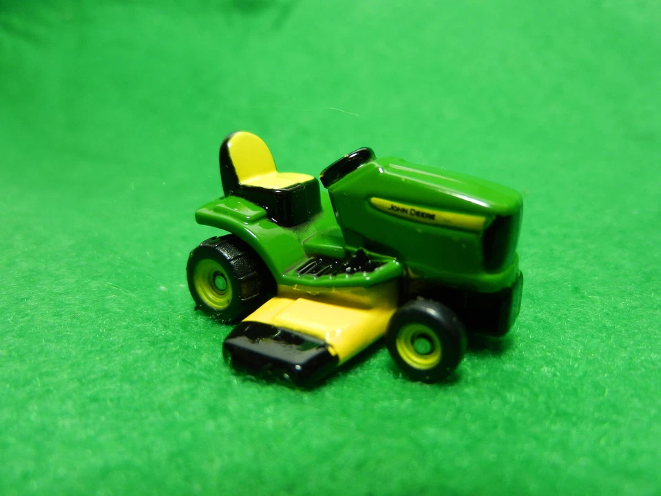 1:64 ERTL John Deere Riding Lawn Mower NEAT! - Image 2 of 3