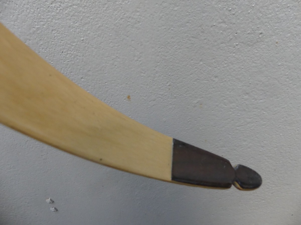 Arc En Bois Clair Classique. Armes Anciennes Dans L'exécution Moderne