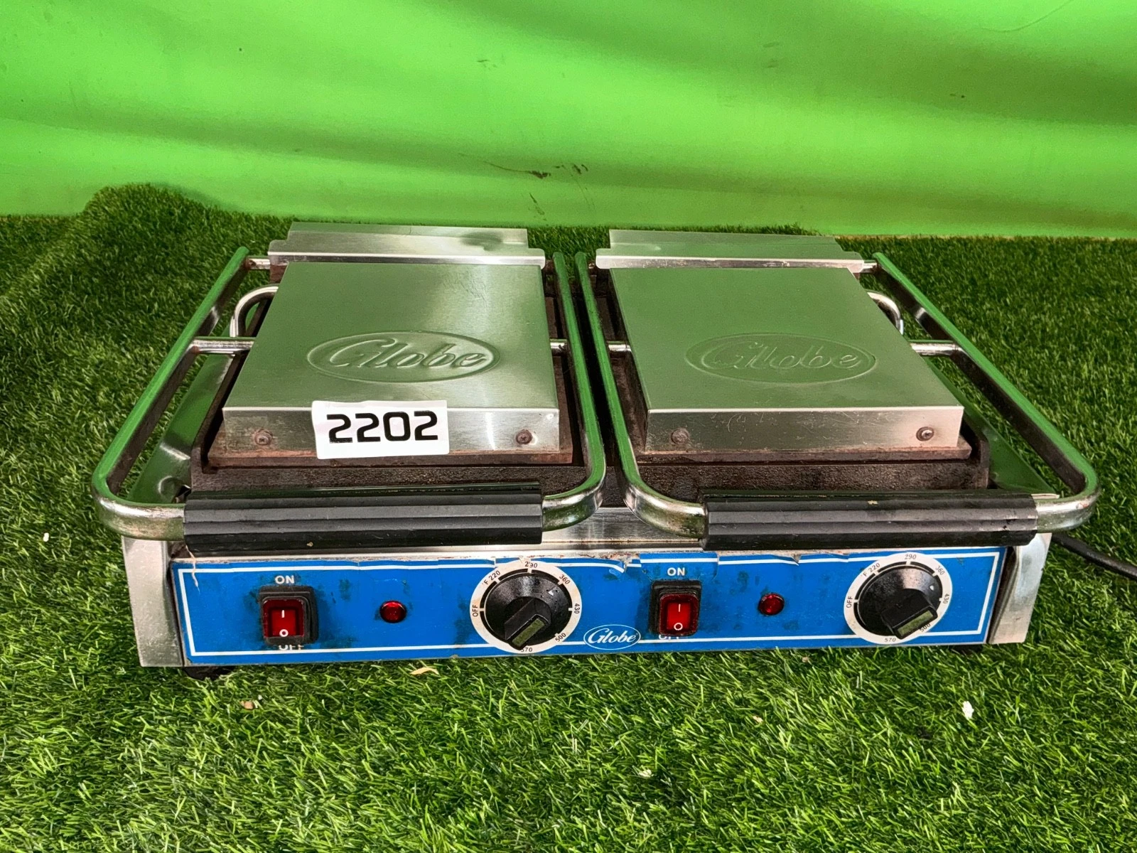 Globe GSGDUE10 18" Double Bistro Panini Grill - Countertop Unit - Electric 2202
Opens in a new windo