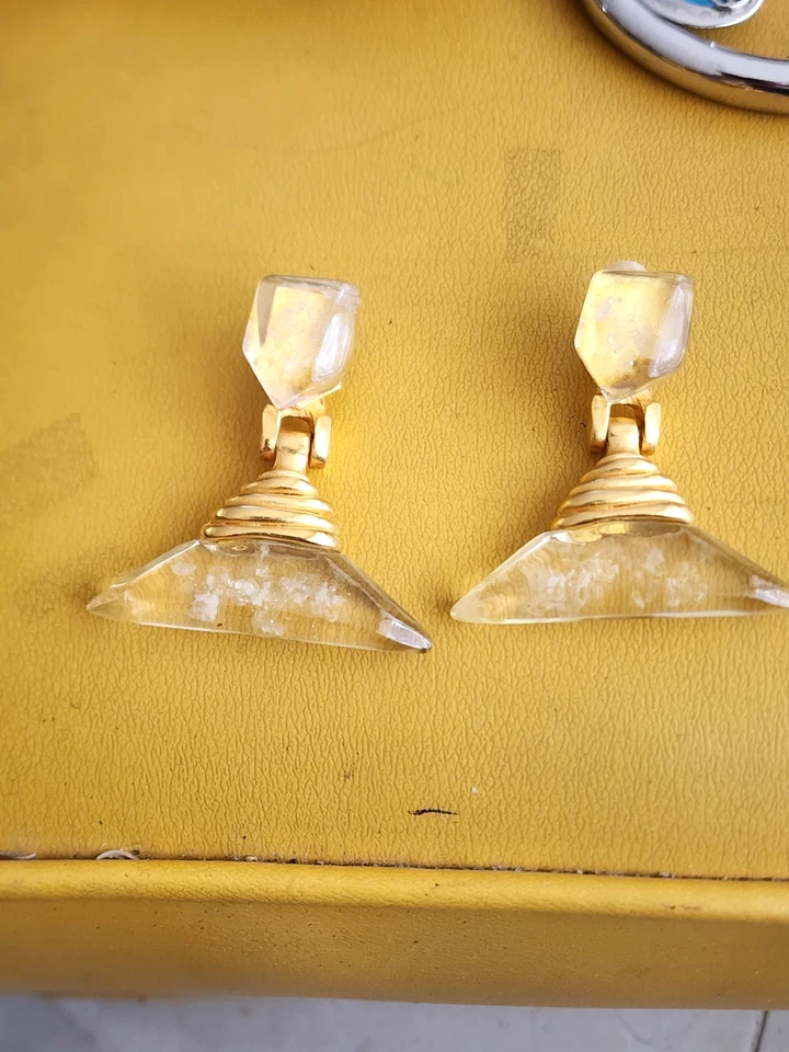 Brincos femininos Dominique Denaive Paris com clipe placa de ouro resina transparente robusto 2” - Imagem 2 de 4