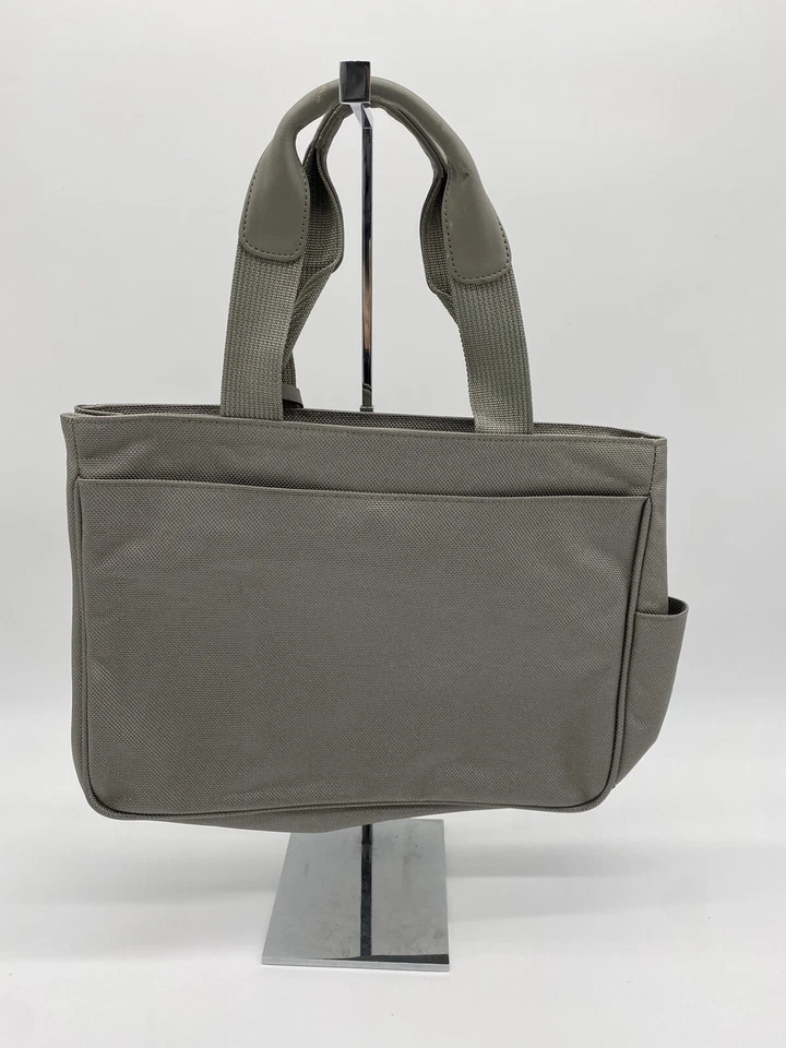 NUEVO Bolso de Mano Pequeño Tumi Plateado/Gris Estilo #26189S4 14”x10.5”x4” Foto 4 de 4
